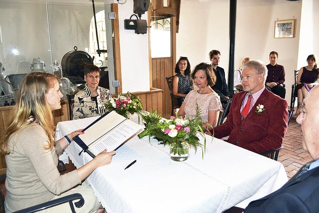Petra Scharf und Gerd Schröder gaben sich in der Kampener 
Windmühle vor Standesbeamtin Bianca Riebesell das Jawort