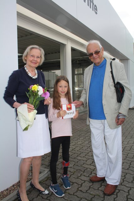 Emily Eifler (Mi.) bedankte sich bei Sigrid Simon und Axel Wachtlin von der Kinderstiftung St. Paulus Buchholz mit Schokolade und Blumen für die Unterstützung