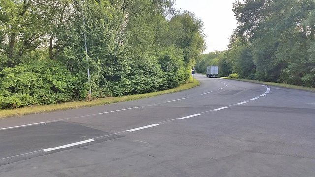 Vorher verleitete die Mittellinie zum Kurvenschneiden
