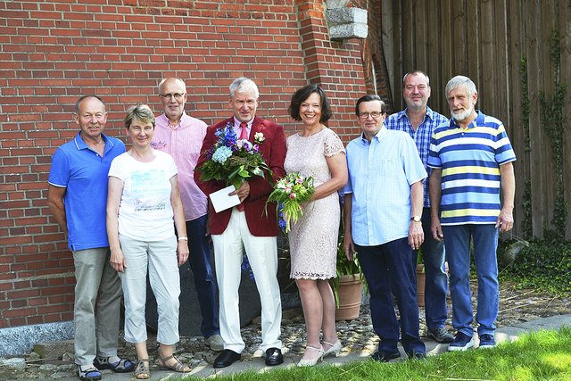 Der Mühlenverein gratulierte als Erstes (v. li.): Kassierer Hans-Peter Braack, stv. Vorsitzende Elke Münster, Beisitzer Wilfried Weseloh, das Brautpaar Gerd Schröder und Petra Scharf, Vorsitzender Fred-Kennet Wengert, Mühlenbesitzer Helmut Blanck und Hans-Jürgen Meyer vom Bauausschuss 
