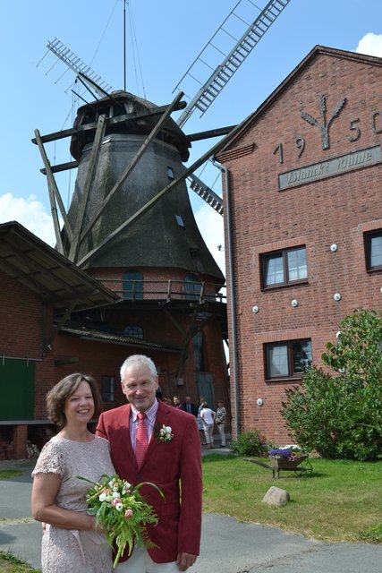 Das strahlende Brautpaar: Petra Scharf und Gerd Schröder vor der Kampener Mühle