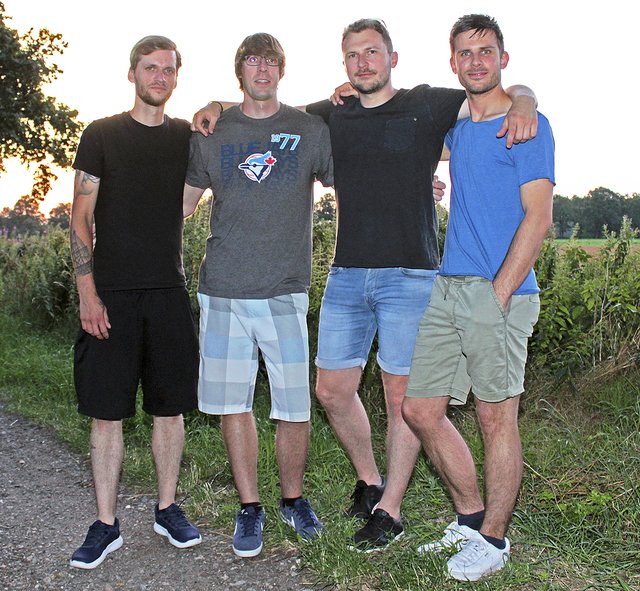 Torben (v.li.), Christian, Sven und Arne-Julian von "Dreiklangzelt" arbeiten Stück für Stück am Traum einer Musikerkarriere Foto: jab