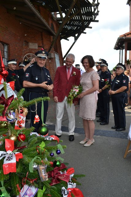 Warum das Paar von der Polizei einen Weihnachtsbaum geschenkt bekam, bleibt ihr Geheimnis