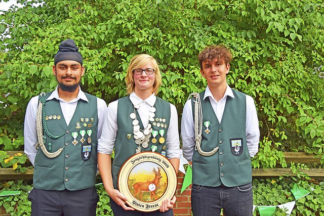 Ramelslohs Jungschützenkönigin Vivien Freese mit ihren
Adjutanten Mani Singh (li.) und Liam Read