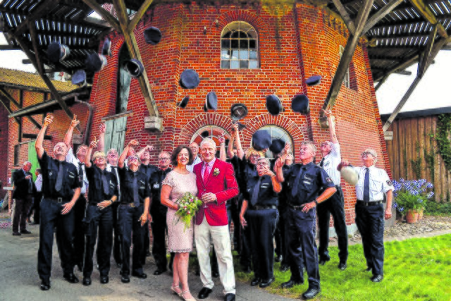 Welles Bürgermeister Gerd Schröder und seine Partnerin Petra Scharf gaben sich als erstes Brautpaar in der Windmühle Kampen das Jawort. Schröders Polizeikollegen gratulierten