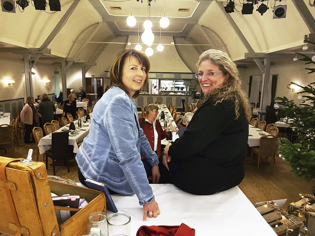 Auch Lesungen gehören zum Programm: Ende vergangenen Jahres hatte die stellvertretende Vorsitzende Birgit Diercks (li.) eine Lesung mit Kolumnistin Karin Buchholz organisiert