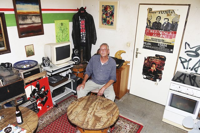 Sven Kiaups würde gern aus seinem Durchgangszimmer ausziehen. Rechts neben ihm die Tür zu seinem Mitbewohner