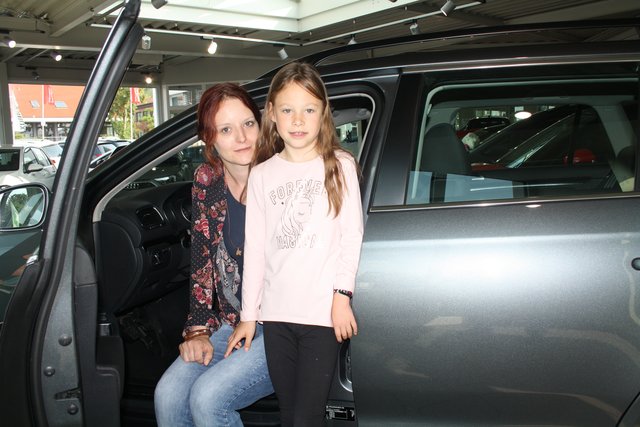 Jasmin (li.) und Emily Eifler nahmen gleich im VW Golf Variant Platz