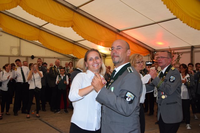 Schützenkönig Paolo Bonsignore eröffnet mit seiner Frau Dörte den Tanz im Festzelt
