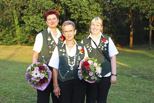 Damenkönigin Edith Putensen (Mitte) mit ihrer Adjutantin Sonja Röhrs (li.) und der Gewinnerin des Bundesordens Damen, Sarah Kröger