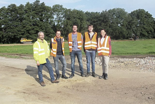 Haben die Federführung bei der Sanierung der Fredenbecker Ortsdurchfahrt: Jörg Schöning (v. li., Firma Henn), Projektleiter Bernd Bardenhagen (Landkreis Stade), Steven Tiedemann (Landkreis Stade), Jannis Hansen (Ingenieurbüro Dittmer) und Kreisbaurätin Madeleine Pönitz