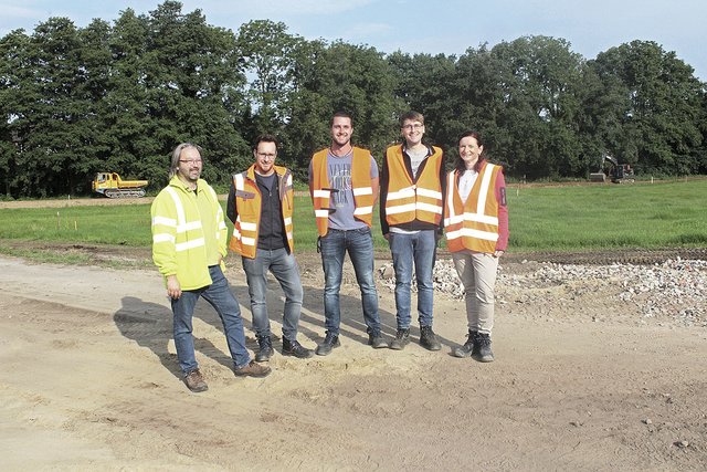 Haben die Federführung bei der Sanierung der Fredenbecker Ortsdurchfahrt: Jörg Schöning (v. li., Firma Henn), Projektleiter Bernd Bardenhagen (Landkreis Stade), Steven Tiedemann (Landkreis Stade), Jannis Hansen (Ingenieurbüro Dittmer) und Kreisbaurätin Madeleine Pönitz | Foto: lt