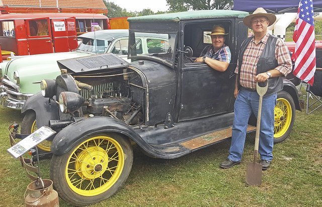 Die beiden Besitzer Uli Klintworth (li.) und Rüdiger Timm aus Helmste präsentieren stolz ihren Oldtimer Foto: Heimatverein Helmste