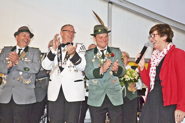 Der neue König Sven Burmester (Mitte) kurz vor seiner Proklamation zwischen dem 1. Ritter Martin Lemmel (li.) und 2. Ritter Björn Heibült und Bürgermeisterin Katja Oldenburg-Schmidt