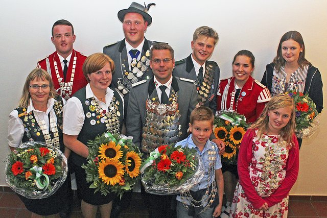 Das neue Königshaus der Steinkirchener Schützengilde (v.li.): Christa Bangert, Jan Hendrik Lichel, Elisabeth Cordes, Hendrik Hauschildt, Christian Meyer, Fynn Friedrich Schwenkenberg, Merle Blome und Luisa Trucewitz. Jugendkönigin. Vorne stehen Kinderkönig Jerome Schwermat und Kinderkönigin Mariella Greibich