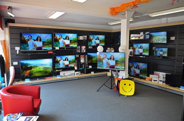 Im Showroom werden zahlreiche Fernseher vorführbereit präsentiert  | Foto: Axel-Holger Haase