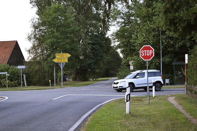 Der Landkreis hat Stoppschilder an der Einmündung auf die Baurat-Wiese-Straße (K23) aufstellen und einen Haltebalken 
auf die Fahrbahn malen lassen