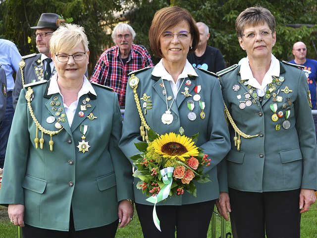 Damenkönigin Eva Bartsch (Mi.) mit ihren Adjutantinnen Irmtraud Scheele (li.) und Waltraud Schmidt
