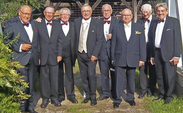 Zu besonderen Anlässen machen sich die Herren besonders schick Foto: Börse