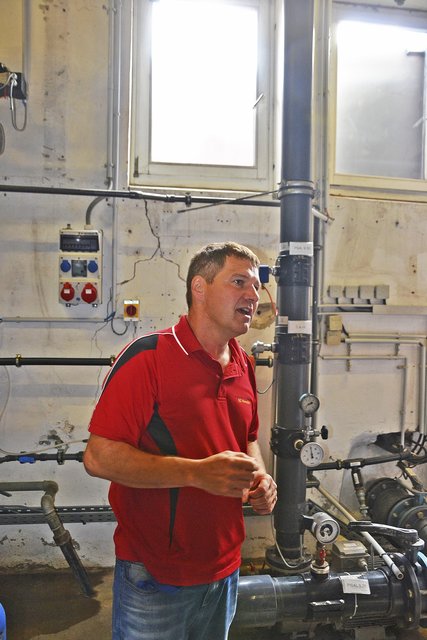 Michael Wege, Betriebsleiter der Sport- und Freizeitanlagen, erklärt den interessierten Gästen die Technik hinter dem Freibad