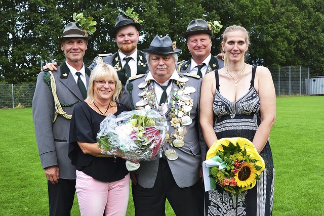 Der neue und alte König Manfred Gössler (vorne Mi.) mit seinen Adjutanten (v. li.) Ingo Salamon mit Angela Skjöth, Jan Wilhelm Meyer sowie Boris und Mandy Micheel  