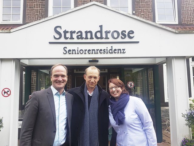 Die Produktionsfirma scheute weder Kosten noch Mühen: Waldklinik-Chef Hans-Heinrich Aldag (li.), die kaufmännische Leiterin Juliane Boyke-Glock und Schauspieler Peter Heinrich Brix stehen vor dem Eingang der Waldklinik aus der die
"Seniorenresidenz Strandrose" wurde | Foto: Waldklinik Jesteburg