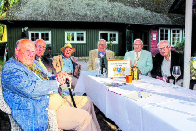 Bei einem alkoholfreien Bier sitzen sie jede Woche in ihrem Stammlokal zusammen, diskutieren über aktuelle Themen und knobeln den Börsenschnaps aus: der Stader Herrenclub Börse Foto: jab