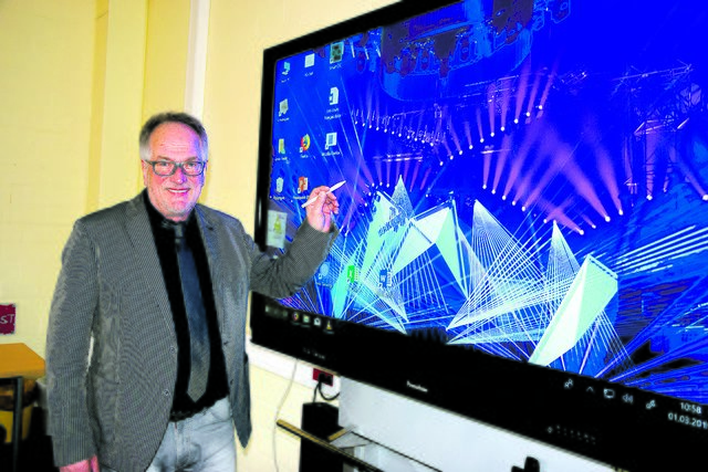 Hans-Christian Höhne, Schulleiter am Gymnasium Meckelfeld, an einer interaktiven Tafel