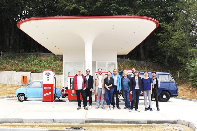 Das Kiekeberg-Team, Vertreter des Ingenieurbüros Frenzel und Frenzel sowie die Sammler und Inhaber freuen sich über die gelungene Translozierung und Restauration der Tankstelle Fotos: as