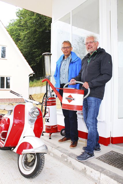 Die Brüder Horst (li.) und Klaus Mehrtens sind froh, dass ihre Tankstelle jetzt im Freilichtmuseum belebt wird