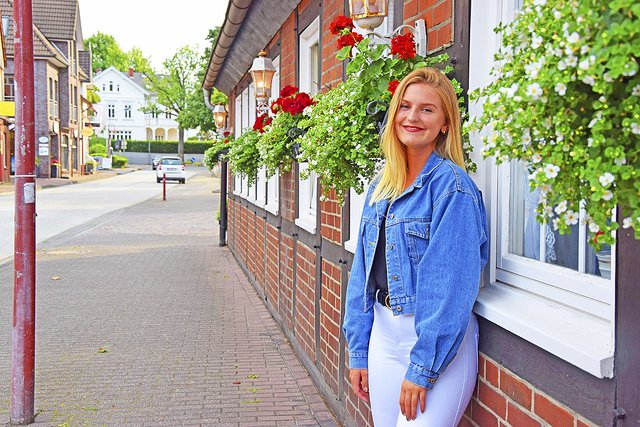 Dieses Foto zeigt Reisebloggerin Sinah Wilcken ausnahmsweise in ihrer Heimatgemeinde Seevetal, hier in der Kirchstraße in Hittfeld. | Foto: ts