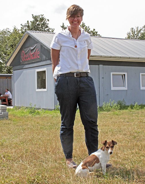 Vize-Vorsitzende Daniela Kühl mit Hündin Nuka vor dem neuen "Beechcafé" Foto: jab