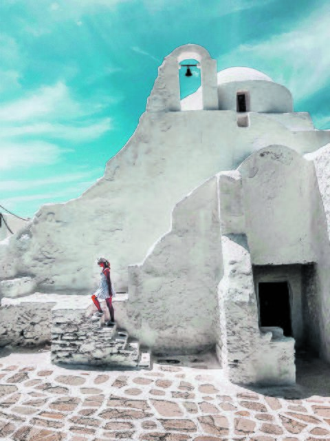 Instagram-Bloggerin Sinah Wilcken weckt mit ihrem Foto an der kleinen Kirche bei Little Venice auf der griechischen Insel Mykonos Urlaubsträume | Foto: Sinah Wilcken