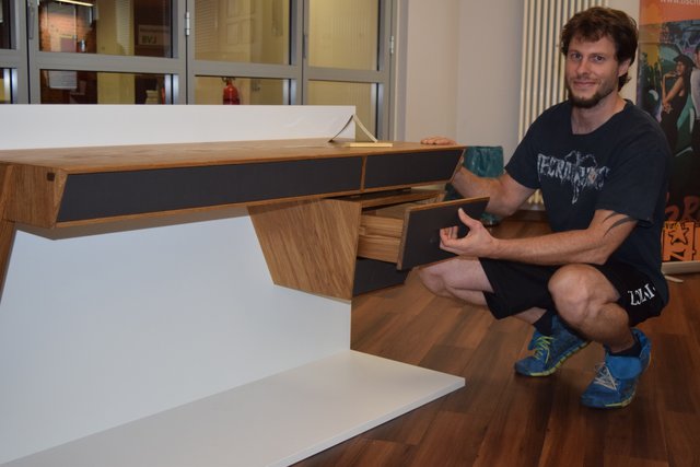 Präsentierte jetzt sein Gesellenstück: Ole Hillmer baute einen hängenden, aus Eiche-Vollholz futuristisch konzipierten Laptop-Arbeitsplatz