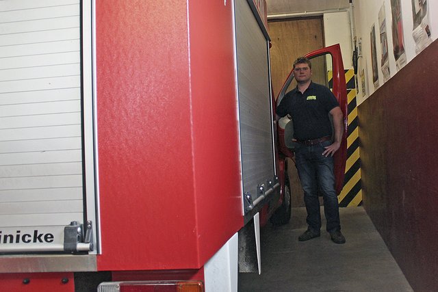 Das Fahrzeug muss erst aus der Garage rausfahren, bevor der Beifahrer einsteigen darf. Wie eng es wird bei geöffneter Tür zeigt Ortsbrandmeister Christoph Hauschild | Foto: ab