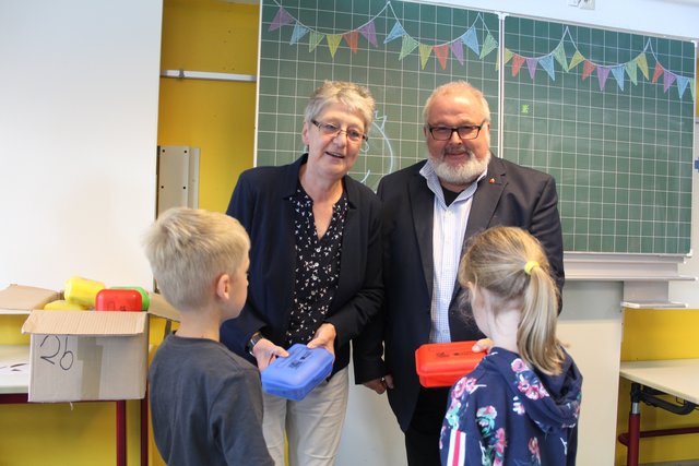 15 Jahre lang haben Giesela und Rolf Wiese sich mit der Brotdosen-Aktion ihrer Stiftung für ein gesundes Frühstück an den Grundschulen im Landkreis Harburg eingesetzt. Auch zum Abschluss der Aktion ließen sie es sich nicht nehmen, die Brotdosen persönlich an die Kinder zu verteilen.
