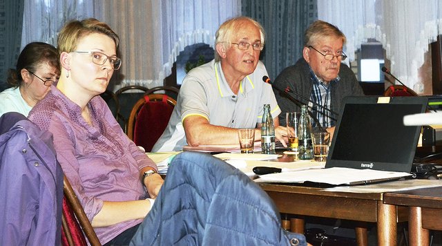In der Ausschusssitzung (v. li.): Stadtplanerin Hedda Ahlers (Planungsbüro Patt), Bürgermeister Heinrich Richter und Bauausschussvorsitzender Uwe Sieb