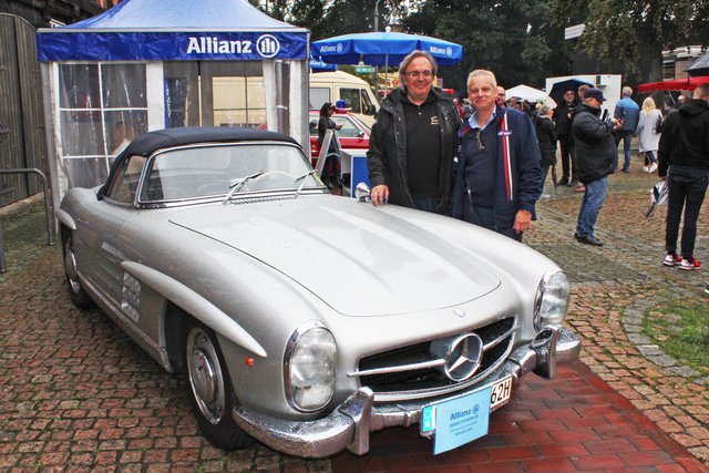 Organisator Jürgen Vanheiden (li.) und Mercedes-Oldtimerfahrer Peter Reeßling konnten dem Wetter nicht viel abgewinnen
