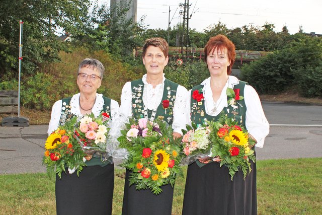 Königin Andrea Benecke (Mitte) mit ihren Adjutantinnen Ingrid Kröning (li.) und Regina Christen
