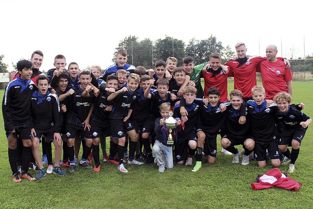 Die Gewinner hießen SC Paderborn 07 und nahmen den Wanderpokal mit nach Hause