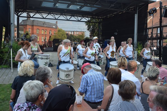 Auch die Trommelband Sambucada rockte im Stadt