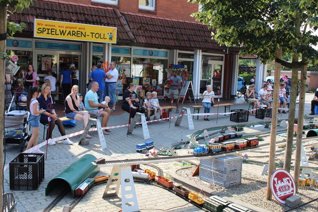 Vor Spielwaren-Toll lockte eine riesige Modelleisenbahn viele Zuschauer an | Foto: ce