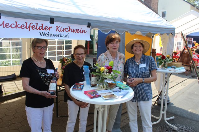 Verkauften Meckelfelder Kirchwein für eine gute Sache (v. li.): Bärbel Teege, Ursula Völsch, Marlies Brand und Marlitt Kempermann | Foto: ce
