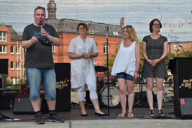 Bürgermeister André Wiese mit Suanne Möller (2. v. re.) und dem Orga-Team der Stadt Winsen 
