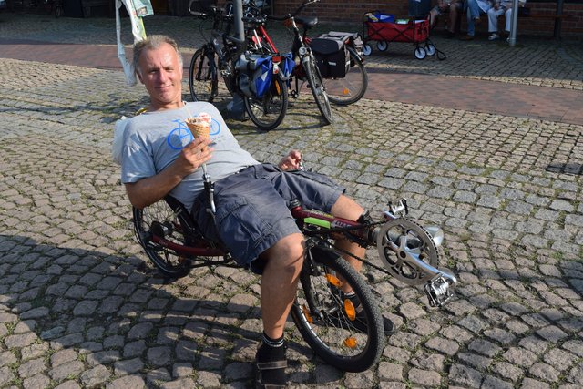 Oliver Kilian kam mit seinem Liegefahrrad zum zweiten Winsener Fahrradkonzert 