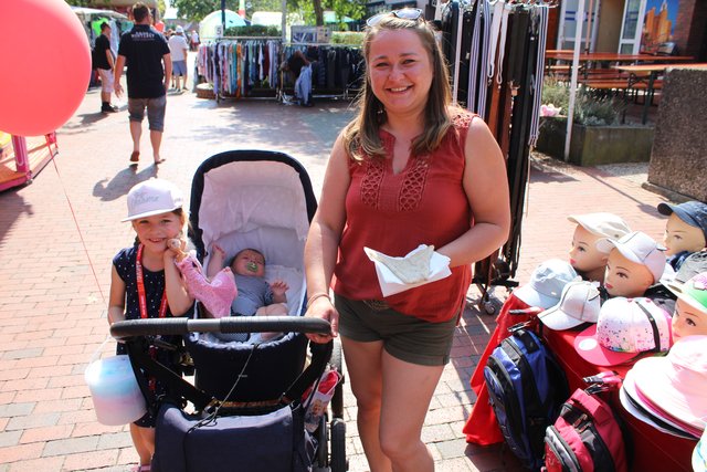 Genossen das Dorffest: Sofia (5), ihr kleiner Bruder Yunis und Mutter Swetlana | Foto: ce