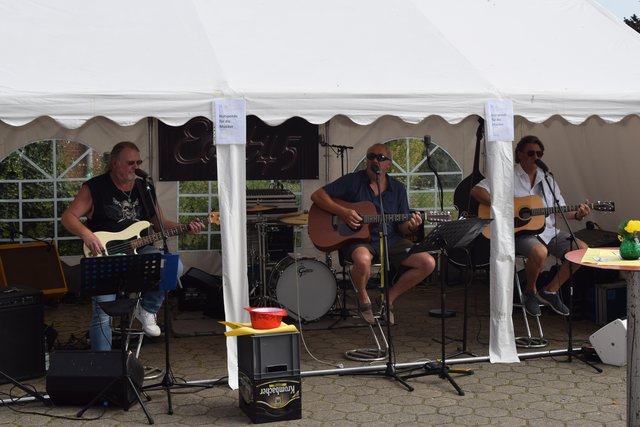 In Tönnhausen spielte die Band East45 