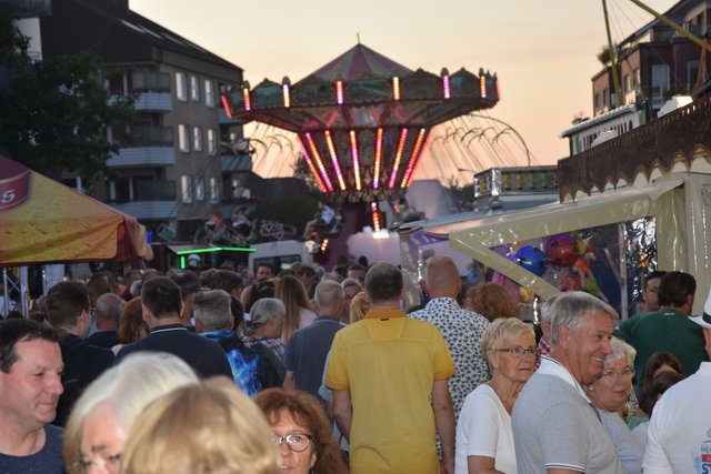 Die Festmeile in Meckelfeld war am Freitagabend bestens besucht | Foto: ts