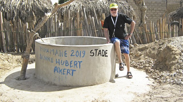 Werner Dienst am neuen Brunnen, auf dem der Name des Spenders verewigt ist