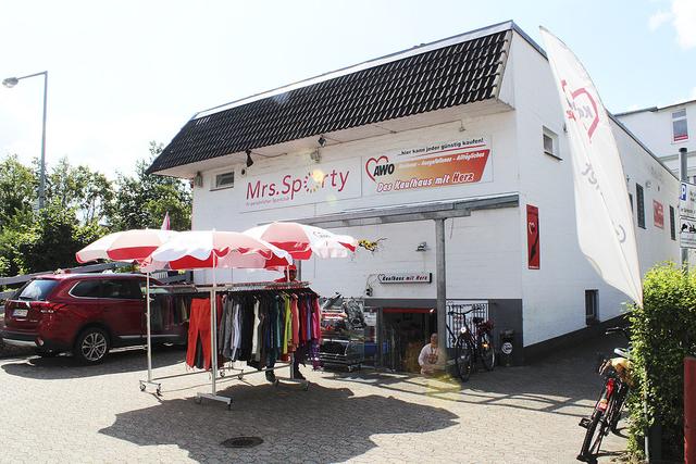 Der Eingang des Kaufhaus mit Herz befindet sich an der Rückseite des Hauses, Bahnhofstraße 51